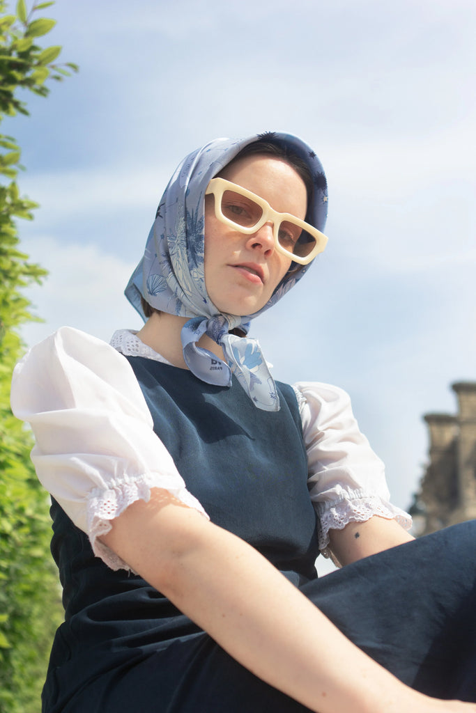 Carré en soie, 65, La cassiopée bleue, bleu 