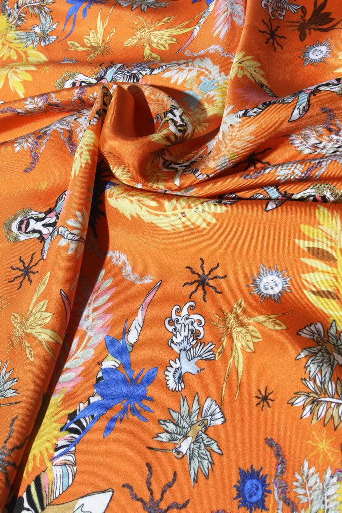 Carré en soie, 65, Le Chaman, orange