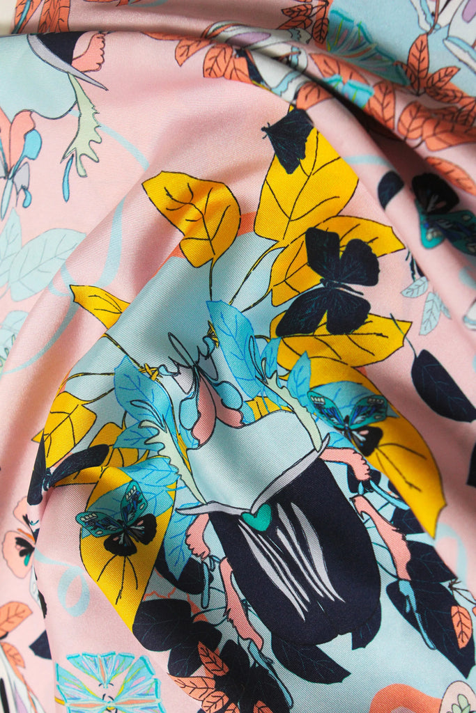 Foulard triangle, le scarabée, rose