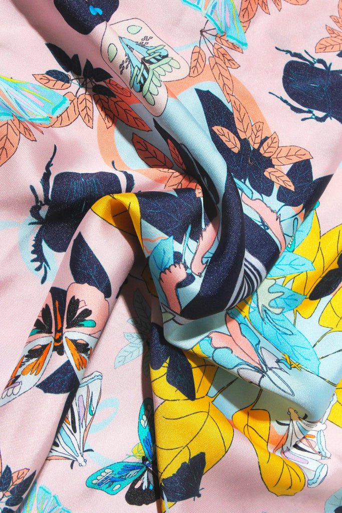 Foulard triangle, le scarabée, rose