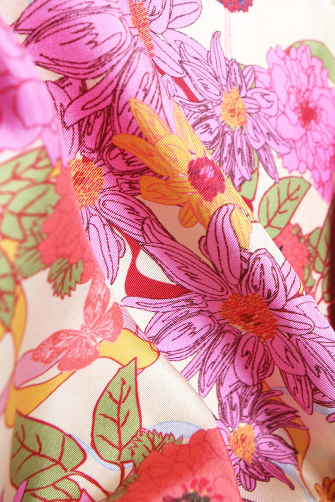 Carré en soie, 65, Le jardin, rose et beige