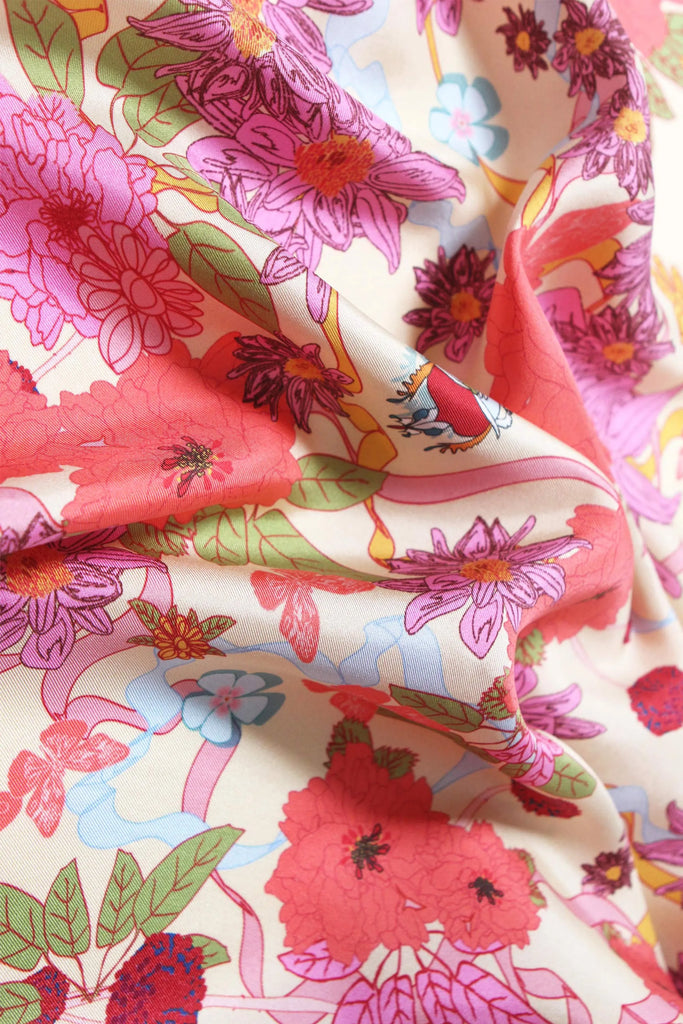 Carré en soie, 65, Le jardin, rose et beige