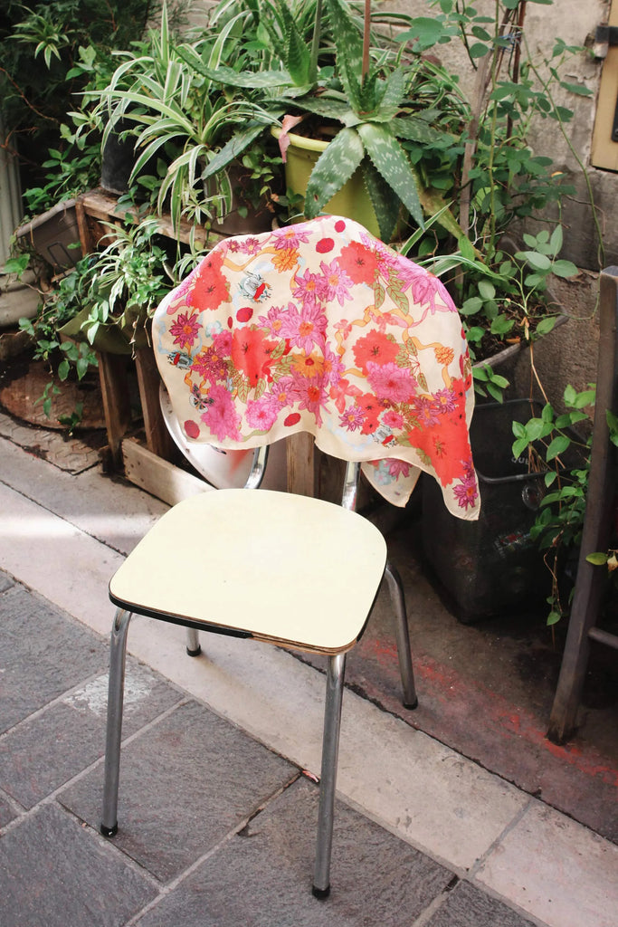 Carré en soie, 65, Le jardin, rose et beige