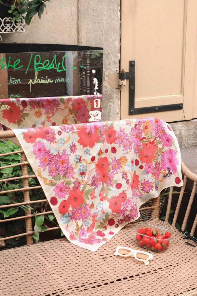 Carré en soie, 65, Le jardin, rose et beige