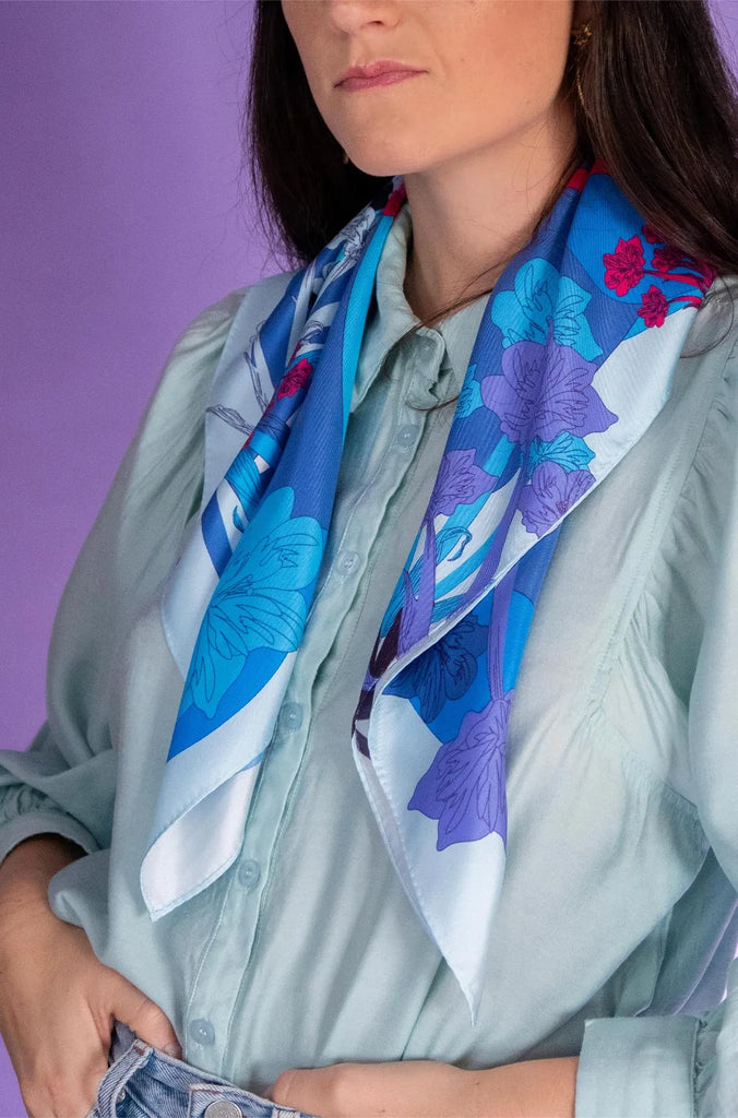 Carré en soie, 65, Le Colibri, bleu