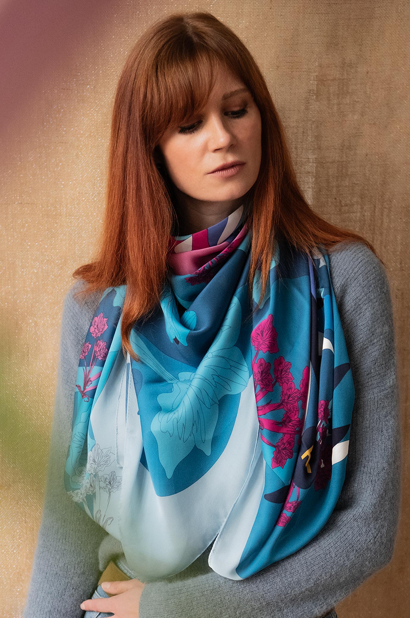 Grand Foulard Carré Ou Châle En Soie Calviero - Couleur Bleue, Vintage, Très Bon état