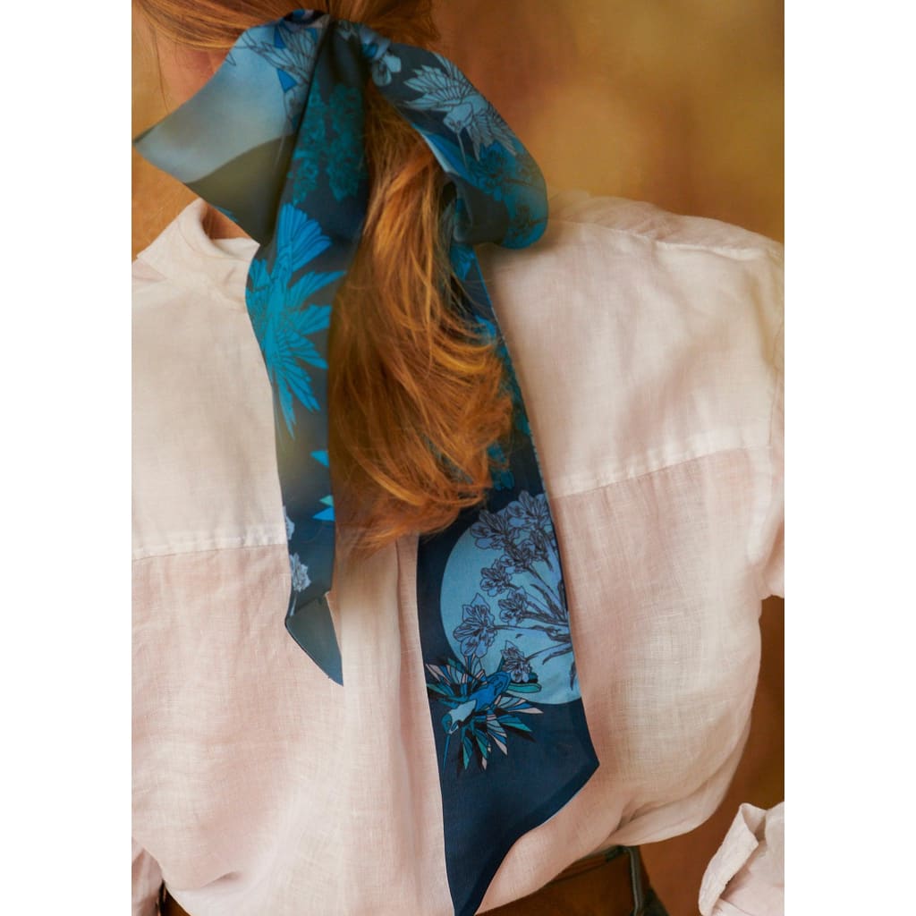 Foulard bandeau long en soie Virginie Riou « Le colibri bleu » xccscss.
