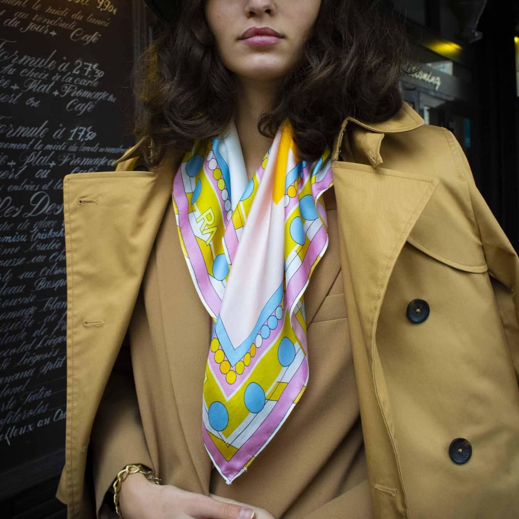 Carré en soie, 65, La femme, pastel