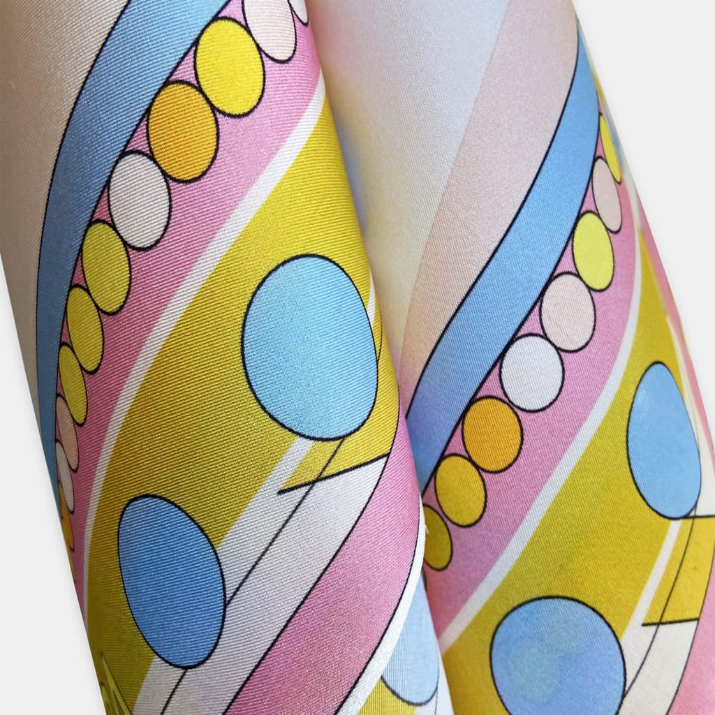 Carré en soie, 65, La femme, pastel