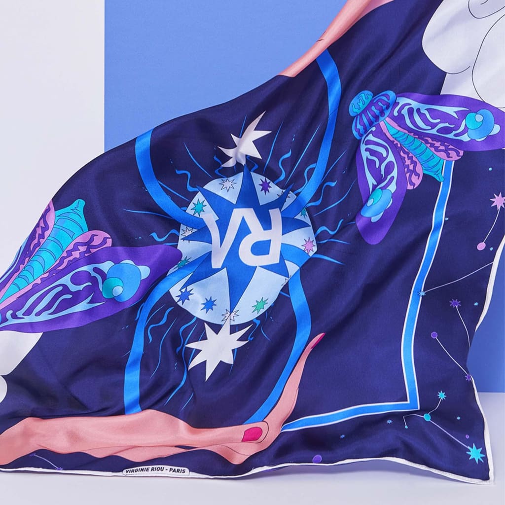 Carré en soie, 65, Le papillon de nuit, bleu marine