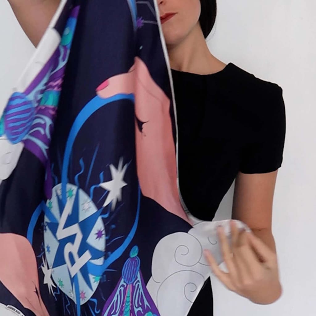 Carré en soie, 65, Le papillon de nuit, bleu marine